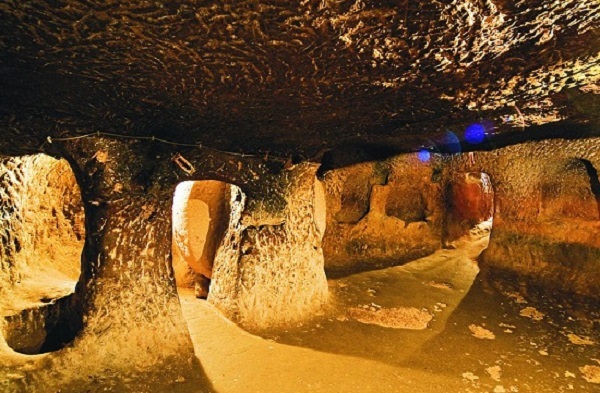 Đập tường sửa nhà, người đàn ông phát hiện cảnh tượng khó tin ẩn sâu dưới lòng đất