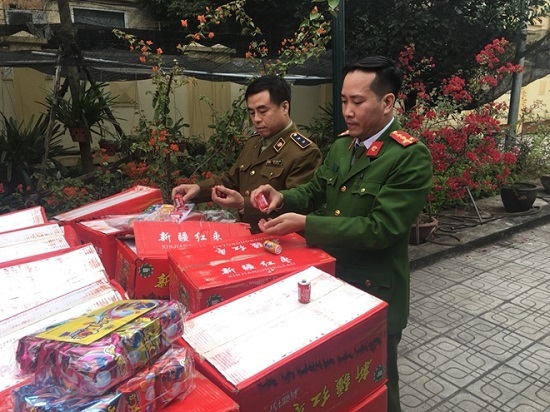 Hà Nội: Bắt giữ hơn 10 tấn bánh kẹo không rõ nguồn gốc xuất xứ