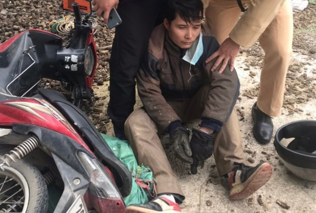 Khống chế nghi phạm ma túy, thượng úy cảnh sát văng xuống vực sâu 4 mét