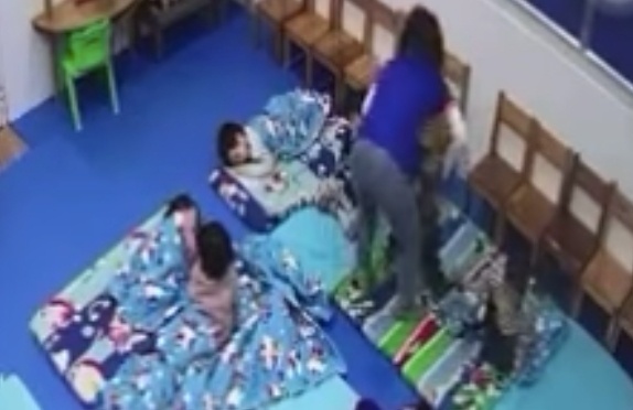 Vụ bé 3 tuổi bị xốc nách, đuổi ra ngoài lớp giữa trời lạnh: Chấm dứt hợp đồng với cô giáo