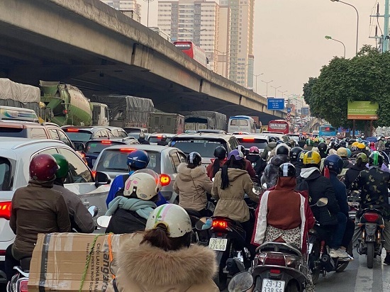 Chùm ảnh: Đường phố Hà Nội ùn tắc, người dân ồ ạt về quê nghỉ Tết Dương lịch 