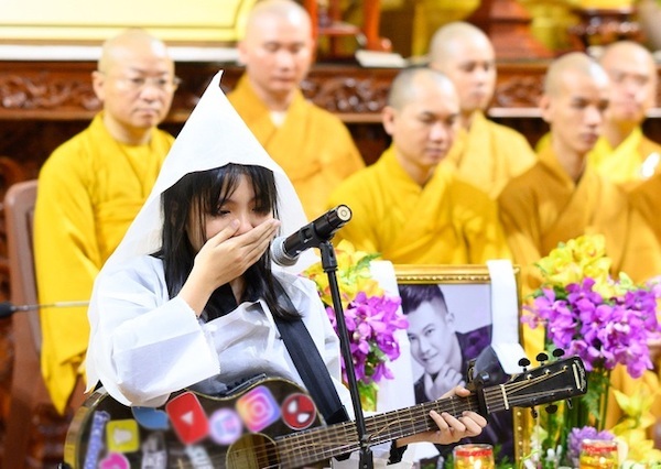 Con gái Vân Quang Long bật khóc khi hát tiễn biệt cha
