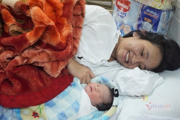 Những công dân nhí Việt đầu tiên chào đời ngay thời khắc giao thừa 2021