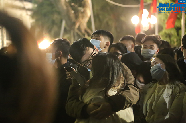 Giới trẻ trao nhau những nụ hôn nồng cháy thời khắc bước sang năm mới 2021