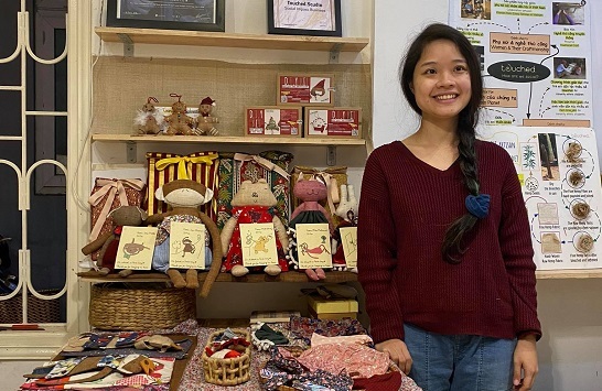 Cô gái sáng tạo đồ chơi từ vải gai với mong ước bảo vệ môi trường