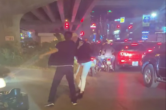 Vụ thanh niên bị đánh gãy răng vì nhắc dừng xe ở Hà Nội: Vẫn chưa tìm ra lái xe đánh người