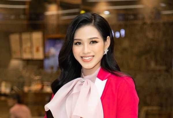 Video: Nhan sắc của Hoa hậu Đỗ Thị Hà dưới ống kính người qua đường ra sao?