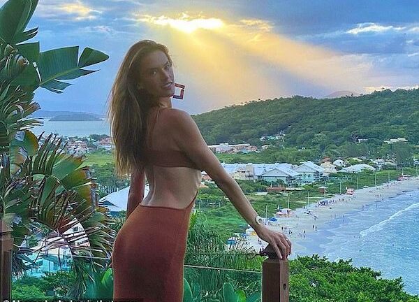 Cựu thiên thần Victoria's Secret Alessandra Ambrosio khoe vóc dáng