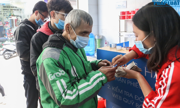 Cận cảnh suất ăn quán cơm giá 2.000 đồng ở Hà Nội: Chút thịt, rau san sẻ âu lo