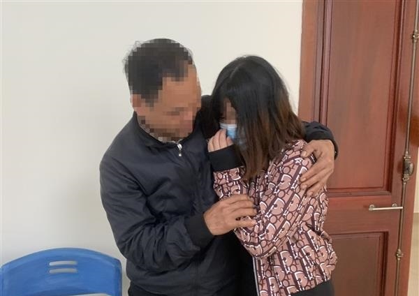 Cha già bật khóc khi đoàn tụ với con gái 15 tuổi bị bán sau 2 năm