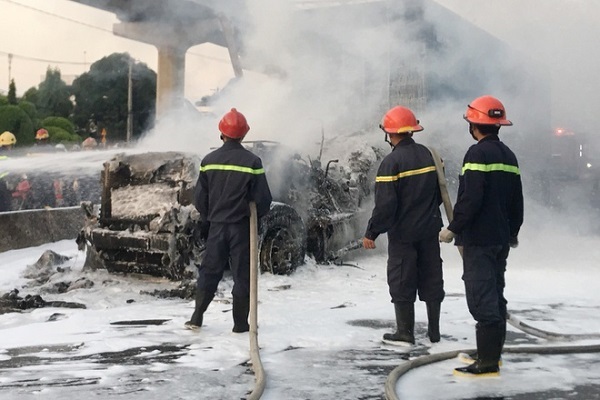 TP.HCM: Kinh hoàng cảnh xe container bốc cháy dữ dội trên xa lộ