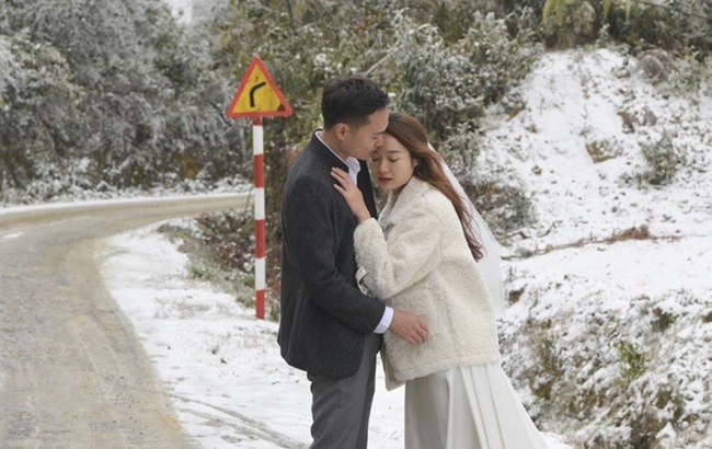 Tuyết rơi dày đặc Y Tý, cặp đôi chụp ảnh cưới giữa không gian đẹp như 