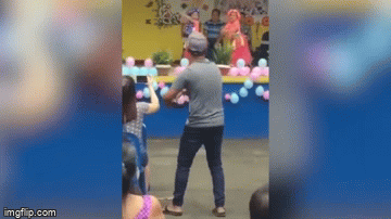 Video: Đứng cổ vũ cho con gái, bố không quên múa dẻo 