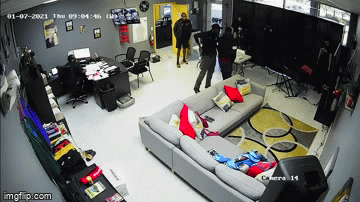 Bảo vệ hành hung học sinh, hiệu trưởng chỉ biết ngồi nhìn vì quá sốc