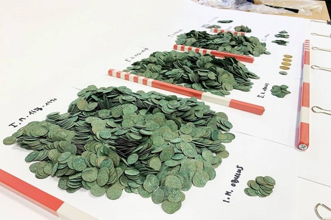 Cày ruộng phát hiện kho báu 