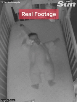 Hết hồn khoảnh khắc bé sơ sinh suýt ngạt thở khi nằm chơi trong cũi vì một vật tưởng như vô hại