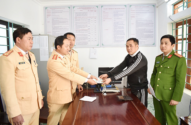 Đánh rơi ví chứa hơn 9 triệu đồng, người đàn ông xúc động nhận lại tài sản