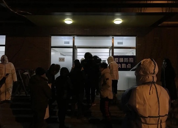 Một nhân viên chăm sóc sức khỏe khiến 118 người nhiễm COVID-19