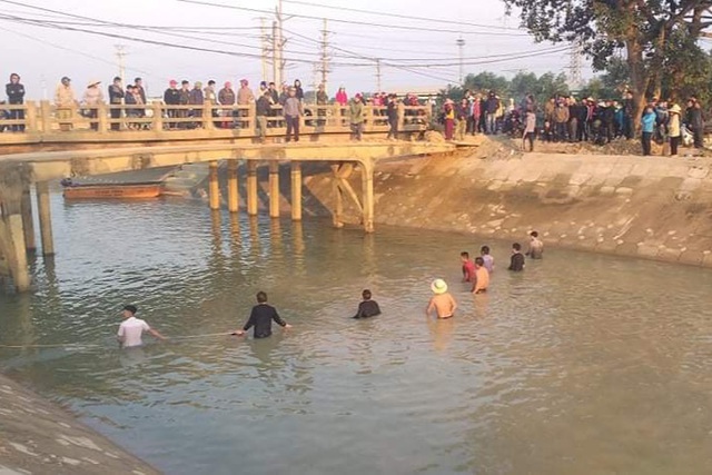 Nam sinh lớp 3 mất tích, hàng chục người ngâm mình dưới dòng nước buốt giá để tìm kiếm