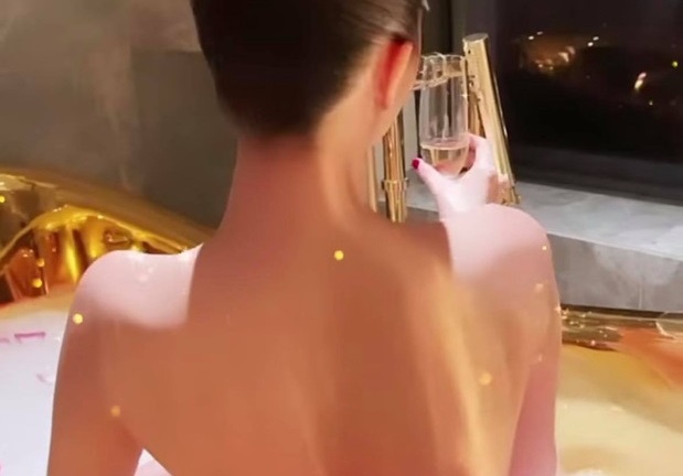 Ngọc Trinh khoe ảnh bán nude trong bồn tắm, phô diễn tấm lưng trần gợi cảm đỉnh điểm