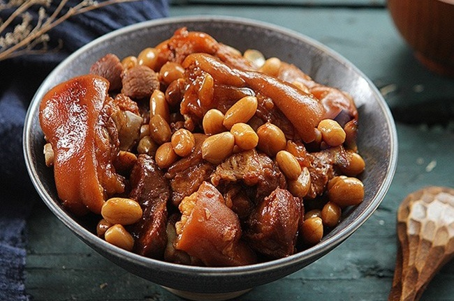 Kho chân giò thêm nguyên liệu khác lạ này, căn bếp nức mùi thơm