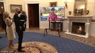 Video: Tổng thống Joe Biden bế cháu trai, nhún nhảy theo nhạc tại Nhà Trắng