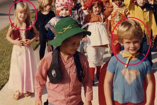 Nhìn bức ảnh hồi mẫu giáo, anh chồng bất ngờ về người đứng sau mình chỉ 2 bước chân