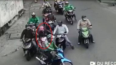 TP.HCM: Nhóm đối tượng dàn cảnh móc túi táo tợn giữa ban ngày