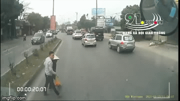 Video: Tài xế container chủ động dừng xe, đưa cụ bà sang đường nhận được 