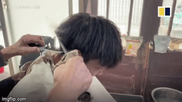 Video: Dùng thanh sắt nóng, cụ ông cắt tóc cho khách suốt hơn 70 năm