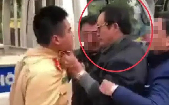 Chi cục trưởng Chi cục Dân số túm cổ áo CSGT bị tước giấy phép lái xe, phạt 35 triệu đồng