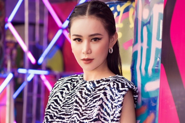 Đi xem show thời trang, “Á hoàng đá quý” Cao Thùy Trang xinh đẹp hút hồn trong bộ trang phục ấn tượng