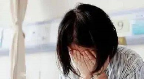 Nữ sinh 20 tuổi bị suy buồng trứng sớm, có thể bị vô sinh chỉ vì thói quen đa số chị em đều mắc phải