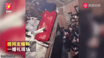  Video: Phấn khích vì lấy được vợ, chú rể làm sập nhà cô dâu, dân mạng lo nhà gái đổi ý 