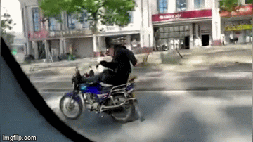 Video: Thót tim trước cảnh người đàn ông vừa lái xe vừa 