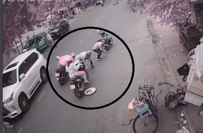 Vụ cô gái đi xe máy đánh rơi cọc tiền 30 triệu: Trích xuất camera truy tìm những người 
