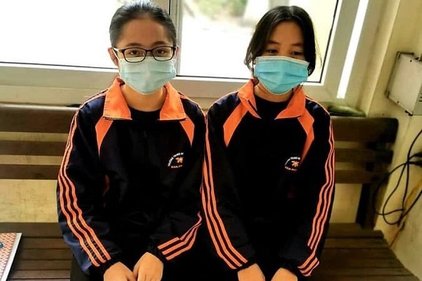 Hai nữ sinh nhặt được ví tiền giao nộp cho công an trả người đánh mất