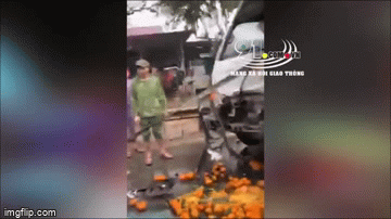 Video: Tài xế mắc kẹt trong cabin sau khi va chạm với xe khách, 2 xe hư hỏng nặng