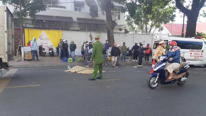 Tin tai nạn giao thông ngày 2/2: Người phụ nữ chết thảm dưới bánh xe thư báo