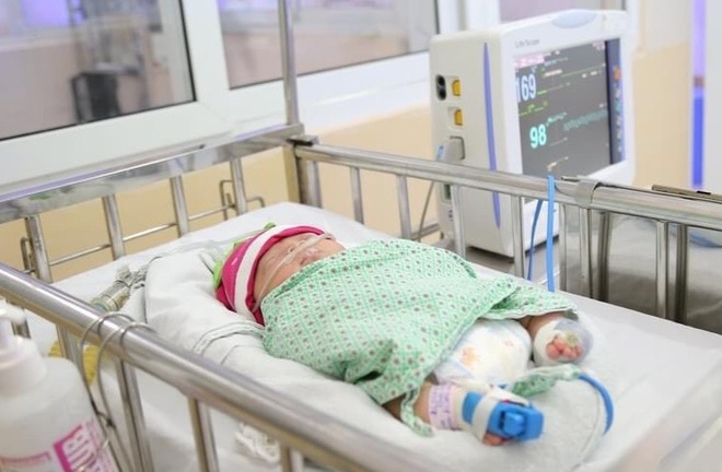 Bé gái sơ sinh bị bỏ rơi bên cạnh giỏ quần áo ở Long Biên được các bác sĩ đặt tên