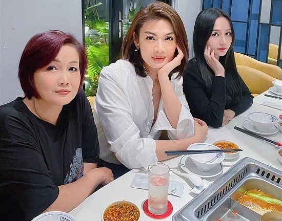 Đào Bá Lộc khoe nhan sắc hai thế hệ gia đình toàn 