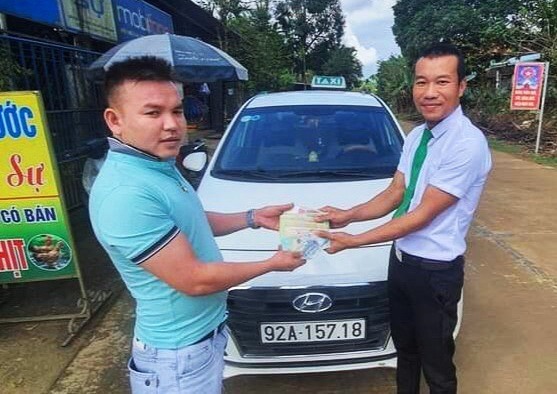 Bỏ quên 200 triệu đồng trên taxi, người đàn ông được tài xế trả lại