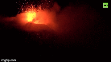 Video: Núi lửa lớn nhất châu Âu phun trào, 