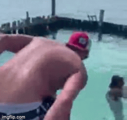 Chàng trai xô người yêu xuống hồ cá mập để trêu đùa, dân mạng đồng loạt 