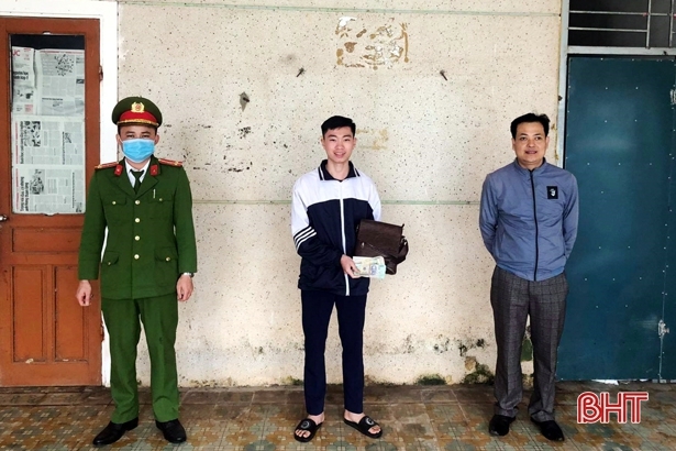 Nhặt được hơn 30 triệu đồng, nam sinh giao lại cơ quan công an tìm người đánh mất