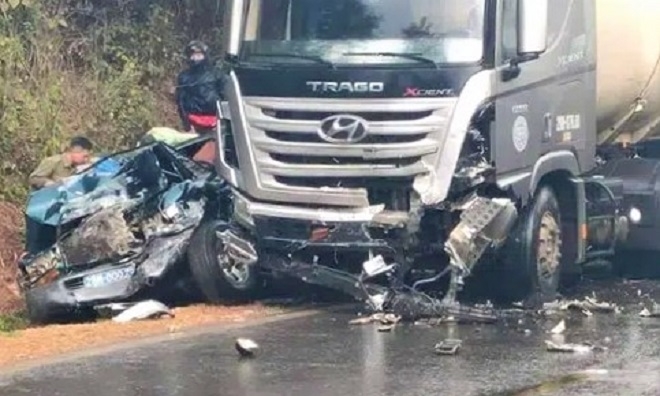 Ô tô con và chạm xe bồn trên Quốc lộ 6, 7 người thương vong