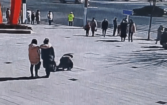 Video: Ném pháo xuống cống, hai bé trai bị nắp cống bật thẳng vào mặt