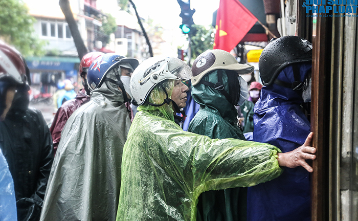 Người Hà Nội đội mưa, xếp hàng dài như thời bao cấp để mua bánh chưng nổi tiếng