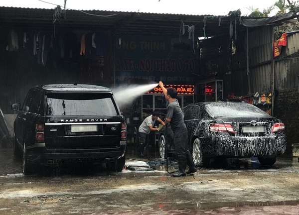 Hà Nội: Giá rửa xe tăng đến 200 nghìn đồng/lần, khách vẫn “nườm nượp” ra vào