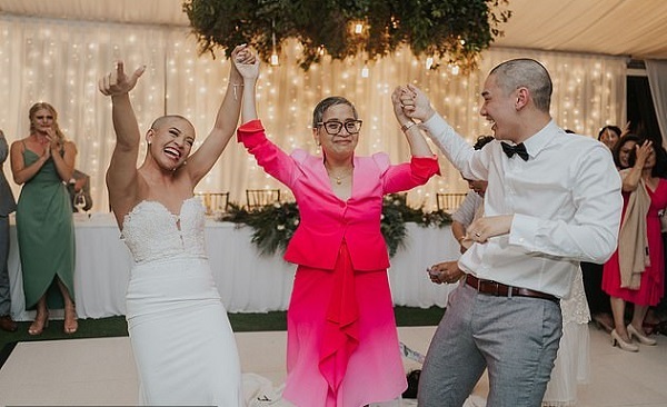 Cặp đôi bất ngờ quay sang cạo trọc đầu nhau ngay trong đám cưới, khách mời từ ngỡ ngàng đến xúc động